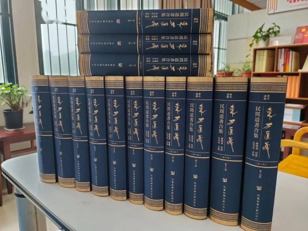 孔令宏教授赠书浙江大学图书馆_研究