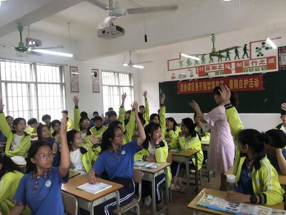 里雍中学学生课堂踊跃发言