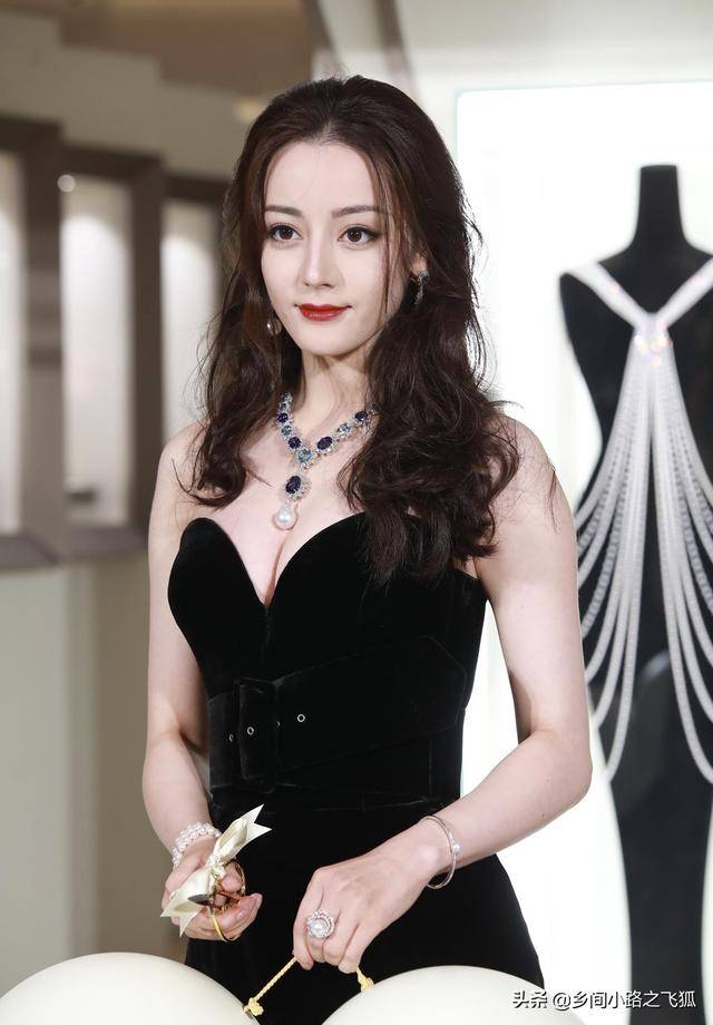 1/ 12 7月2日,迪丽热巴参加活动生图曝光.