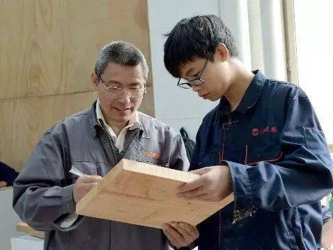 现代学徒制师徒结对仪式 能工巧匠进课堂授课