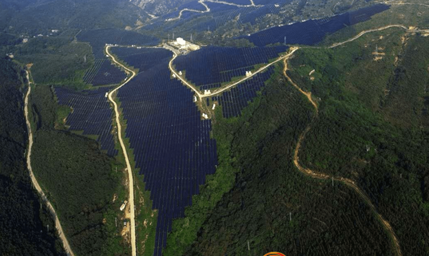 记者用无人机多角度航拍的河南省驻马店市遂平县红石崖景区的光伏发电