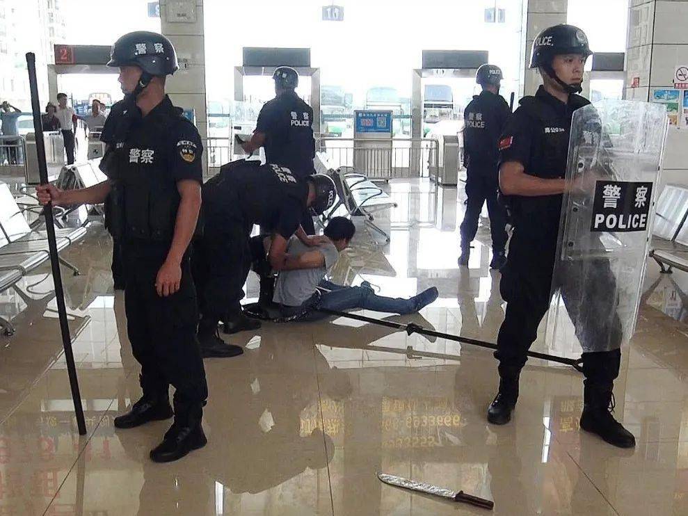 高州举行反恐综合演练模拟警情为7名持刀嫌疑人砍伤多名群众