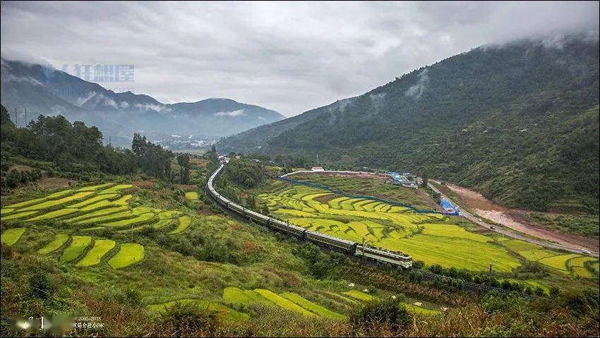 沙马拉达以北处于迎风坡 且海拔较高 常常愁云密布 普雄到红峰间冬季