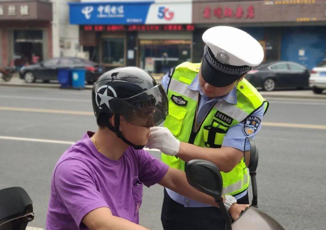 全城严查!吴江交警提醒,骑乘请自觉佩戴好头盔!