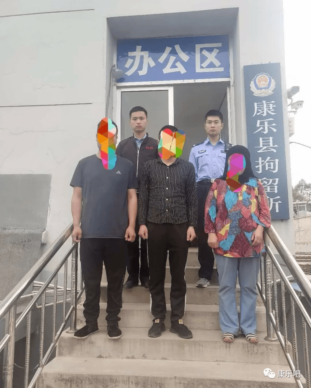 康乐一民警执法时遭到群众围攻辱骂竟抱民警大腿咬了一口