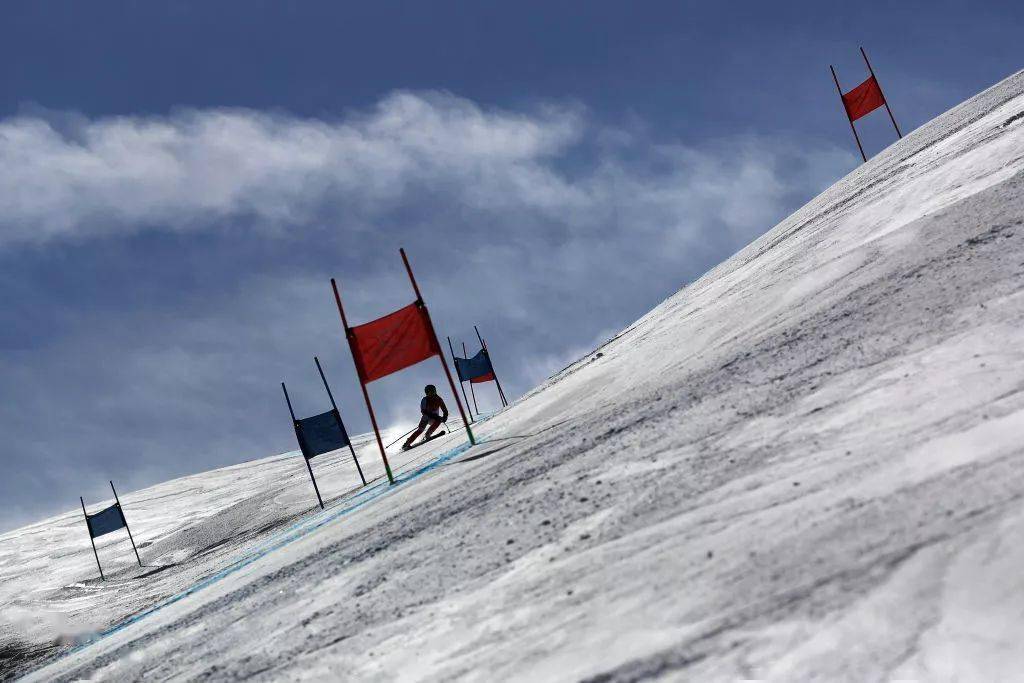 高山滑雪比赛场地中间设有旗门