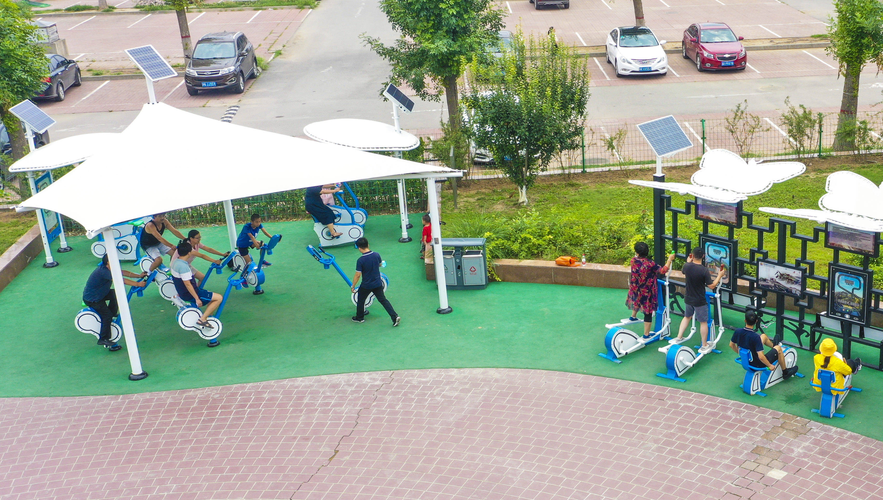 7月5日,在河北省廊坊市广阳区一处健身公园,市民使用智能健身器材锻炼