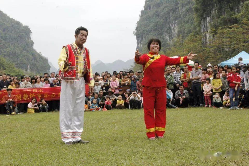 中秋节歌圩,重阳节歌圩;庙会性歌圩主要有横县三相圩逢,宾阳露圩圩逢