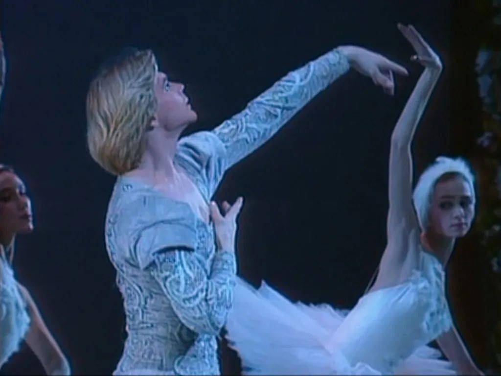 柴科夫斯基《天鹅湖》“柔板”双人舞0267_搜狐网