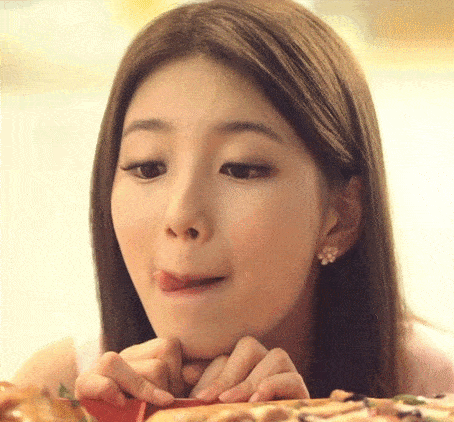 搞笑GIF:那只手到底干了什么,让妹子笑的这么开心!