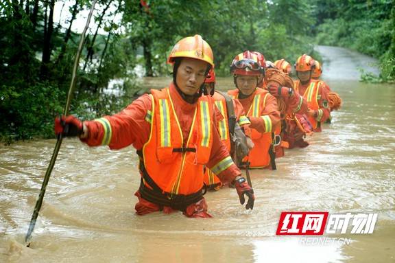 湖南|组图丨暴雨中，消防员徒步涉水4公里救援