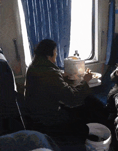 搞笑gif:妹子,你这背包也太潮流了吧?