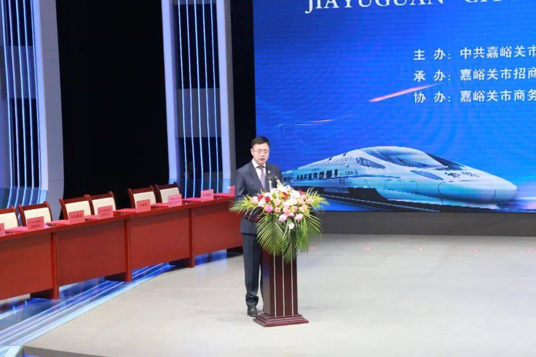 签约仪式上,酒钢集团公司总经理魏志斌,中核四〇四副总经理马瀛作为