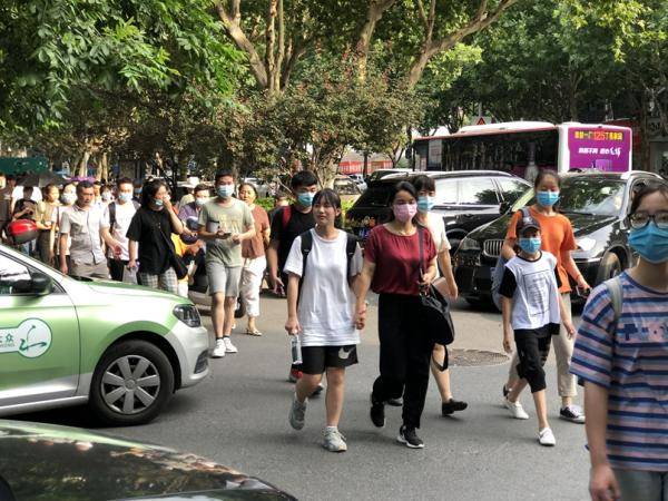 合肥市|组图：高考第一天结束 考场外最真实的画面记录