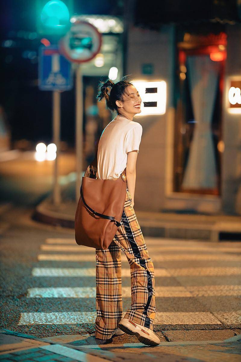 大片■孙佳雨夏夜街拍大片曝光 慵懒随性风格多变,