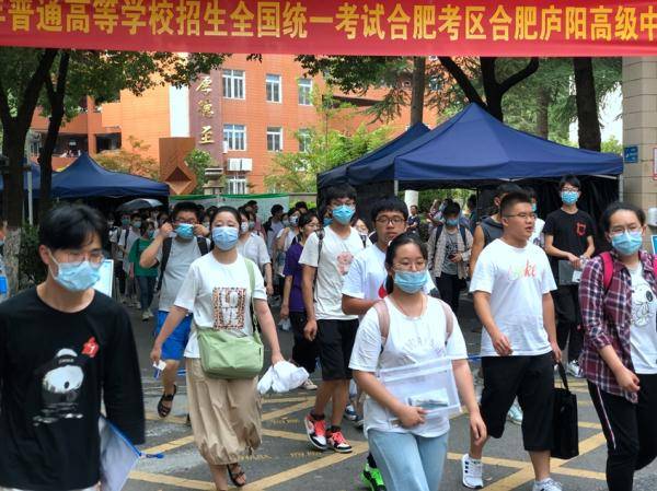 合肥市|组图：高考第一天结束 考场外最真实的画面记录