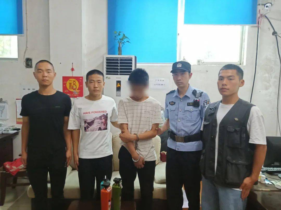 小偷行窃被武警逮个正着!
