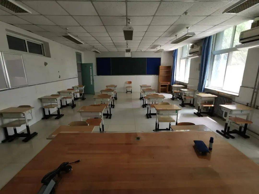 在潞河中学,每个考场设20个座位,保证每个课桌间隔1米以上