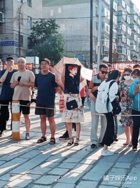 数完|高考高能现场！家长带王一博立牌陪考，考生数完天坛砖还得再约金字塔