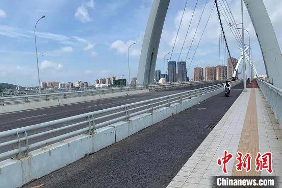 女子|南宁一女子将孩子抛下江溺亡 民警正在现场调查