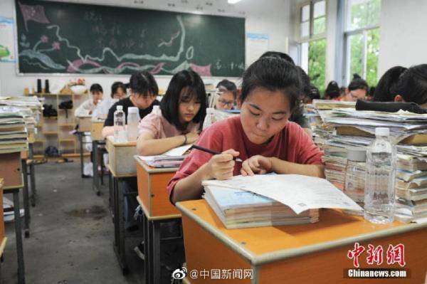 科目|加油！安徽歙县考生教室内继续复习