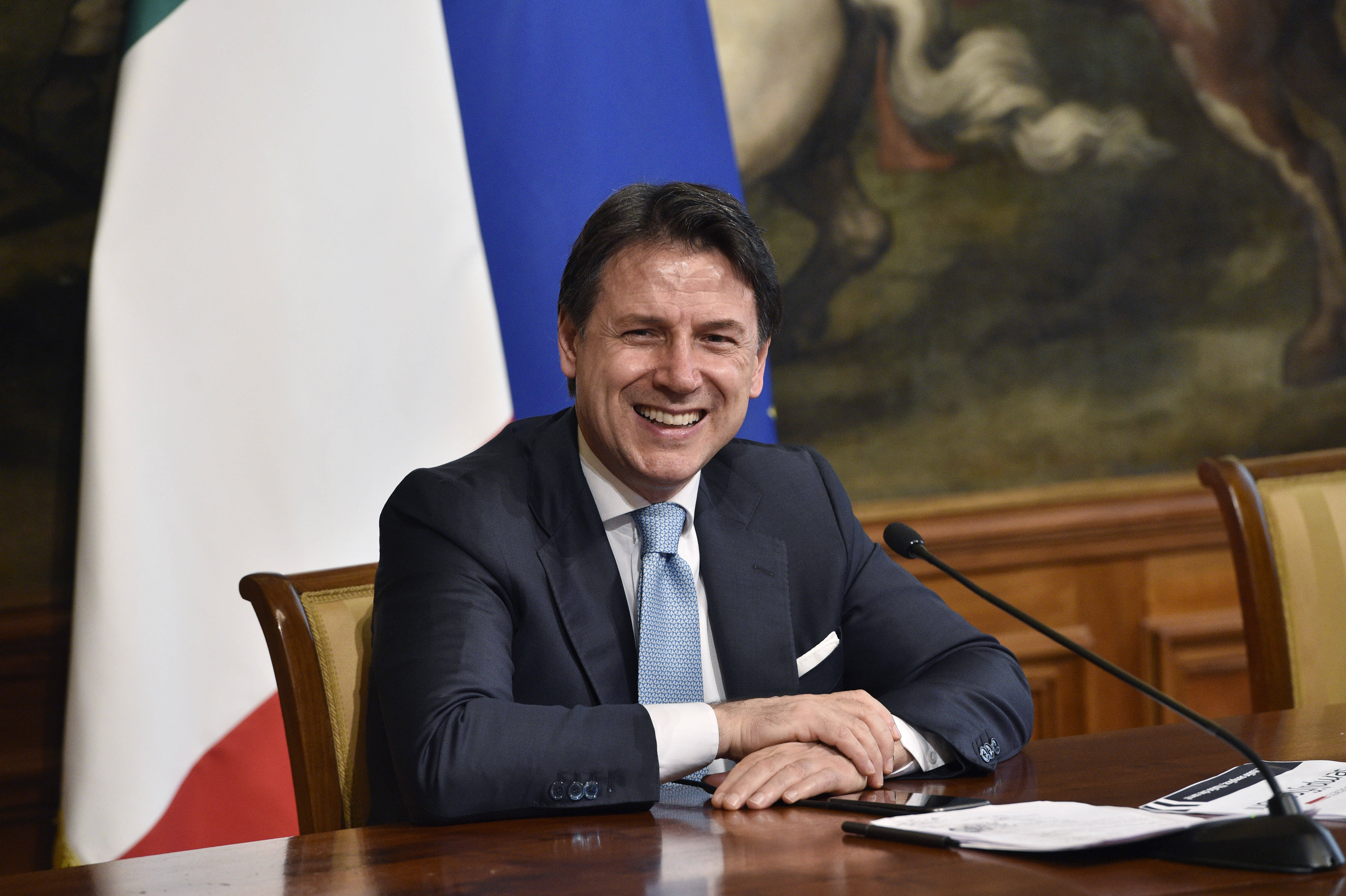 意大利总理孔特出席新闻发布会