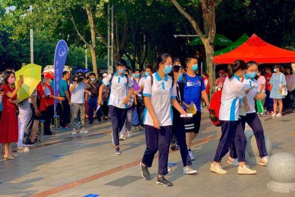 一年一度|加油吧，后浪！高考第一天郑州交警、志愿者全面为高考保驾护航