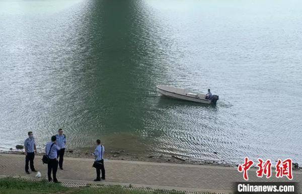 女子|南宁一女子将孩子抛下江溺亡 民警正在现场调查
