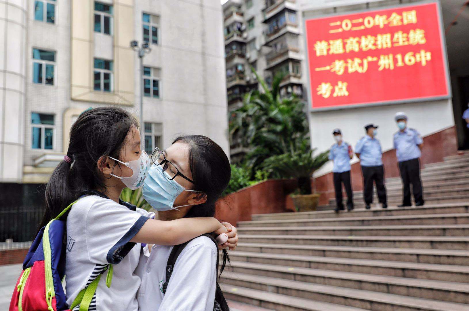 记者|直击广州各中学高考结束瞬间，鲜花、拥抱、爸爸妈妈的吻！