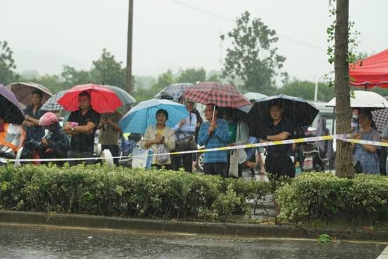 高考|不同寻常的歙县高考：被暴雨阻断的赶考路，和两场未完待续的补考