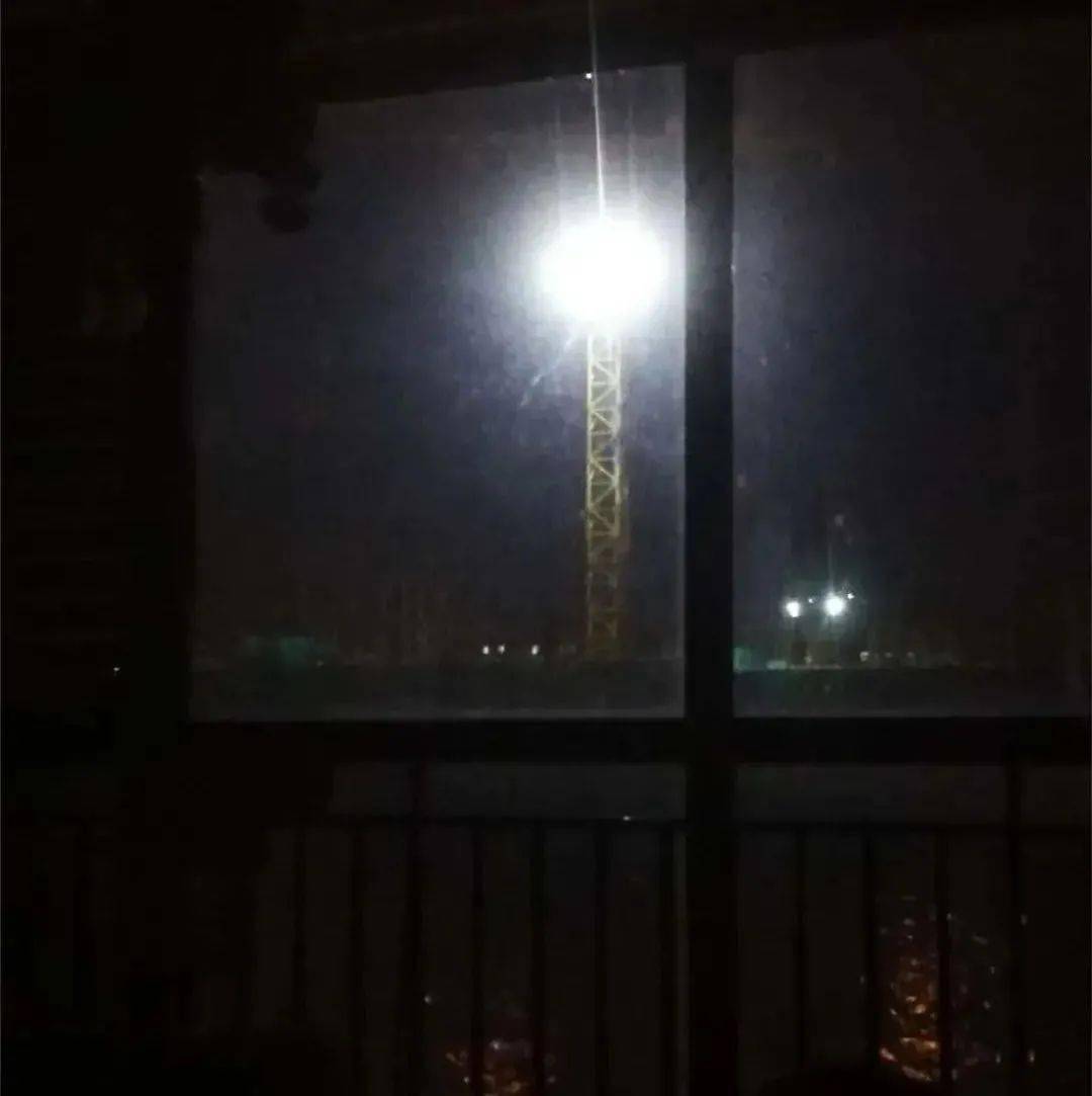 高考前一天,个别工地噪音有点大,强光太刺眼!