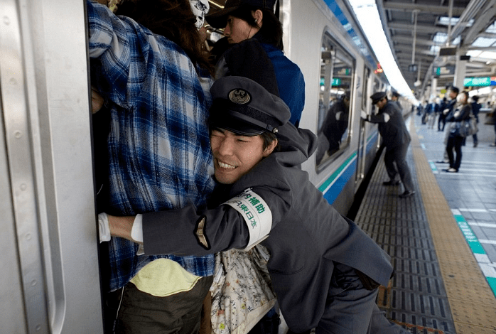 3  train pusher 在大城市坐地铁挤高峰是一件超痛苦的事情,可能一