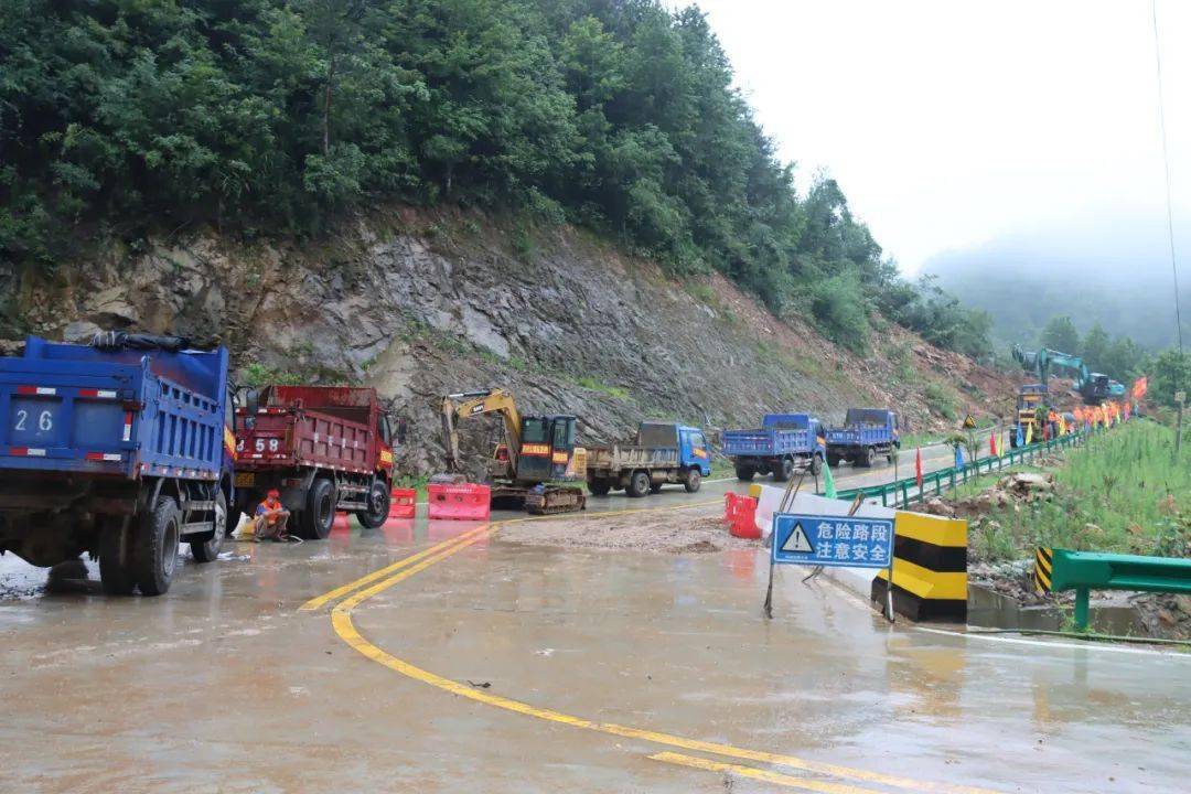 英山暴雨过后造成多地塌方,交通中断!