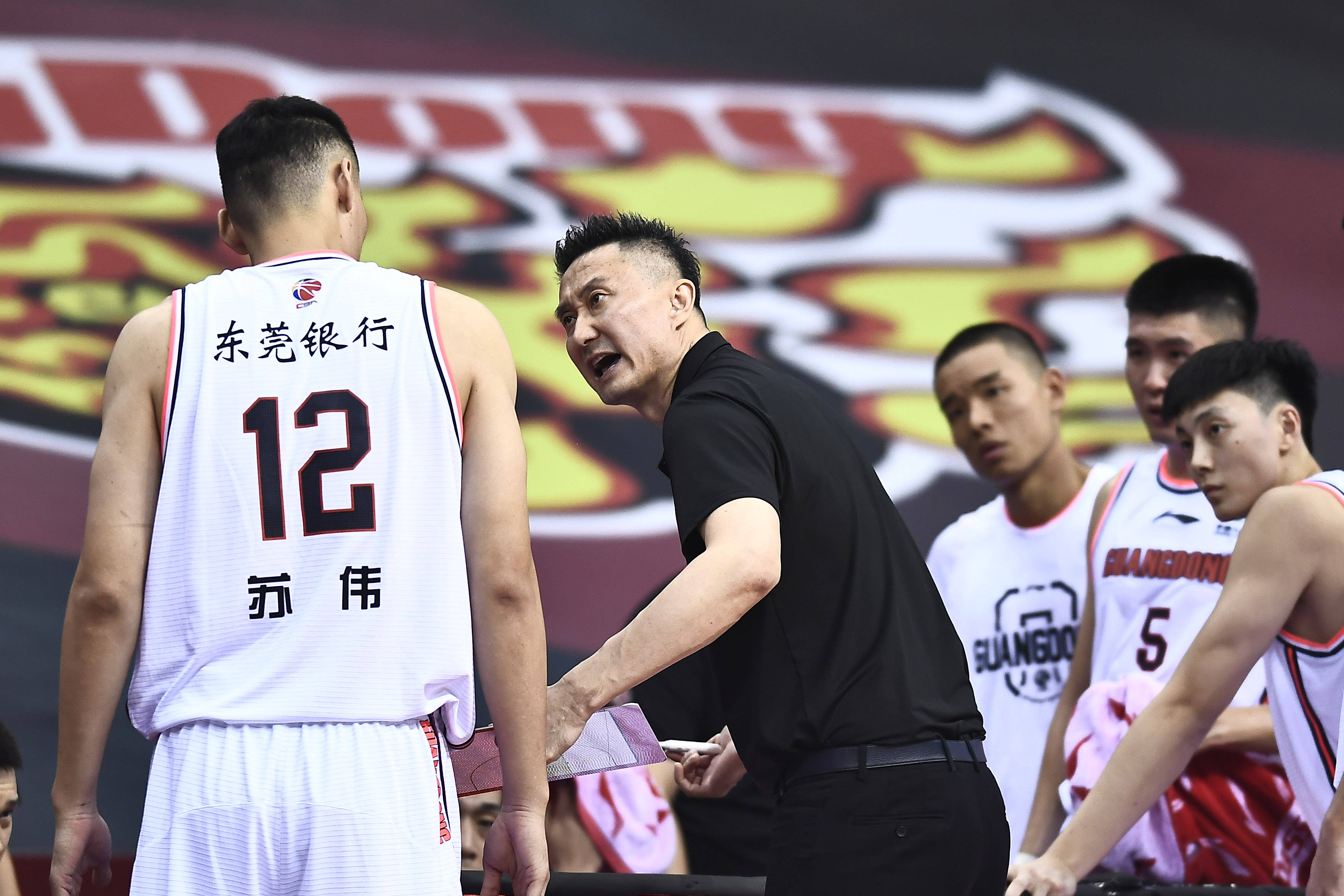 篮球——cba复赛第二阶段:广东东莞银行战胜青岛国信双星