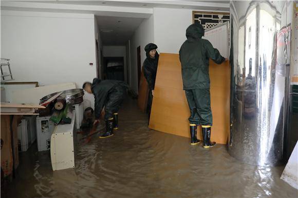 通讯员|黔江暴雨持续4小时，“乘风破浪”的武警小哥来了！