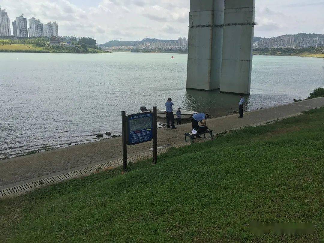南宁|【热议】女子将婴儿抛入江中后跳江被制止，男婴已溺亡，警方调查中