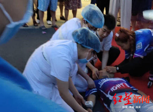 小伙|危急！轮滑教练夏夜突然晕倒 90后医务人员跪肿双膝施救
