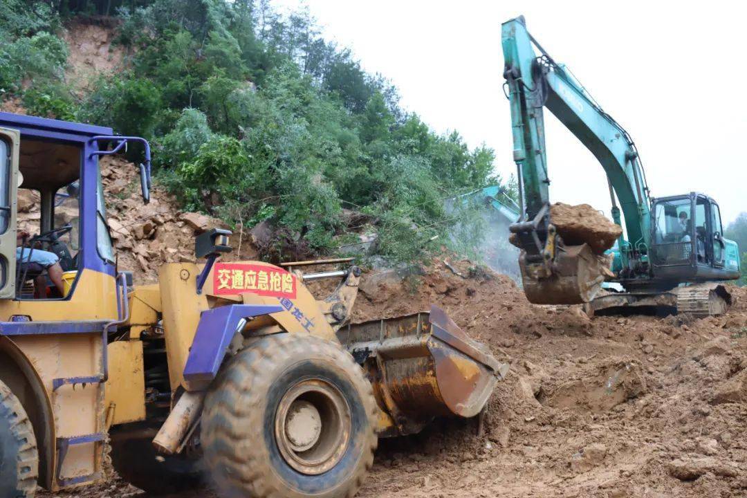 英山暴雨过后造成多地塌方交通中断抢险突击队火速赶赴灾害点抢险救灾