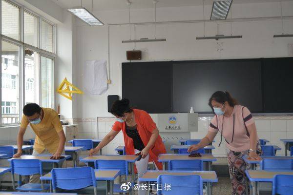 武汉|为迎接学生们复课，这所高中的老师把楼梯扶手都擦干净了