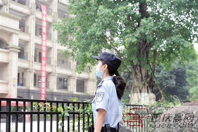 巴蜀|儿在校内高考 妈在校外巡逻