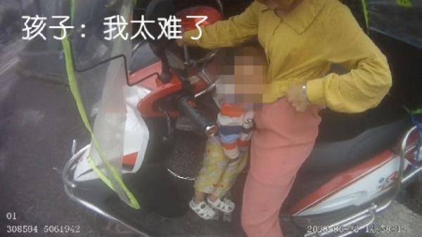 母亲将4岁娃捆腰上骑摩托孩子：我太难了