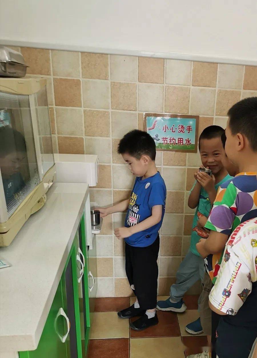 喝水.生活活动课间十分钟可以做什么大一班的宝贝们回答的都很棒哦!
