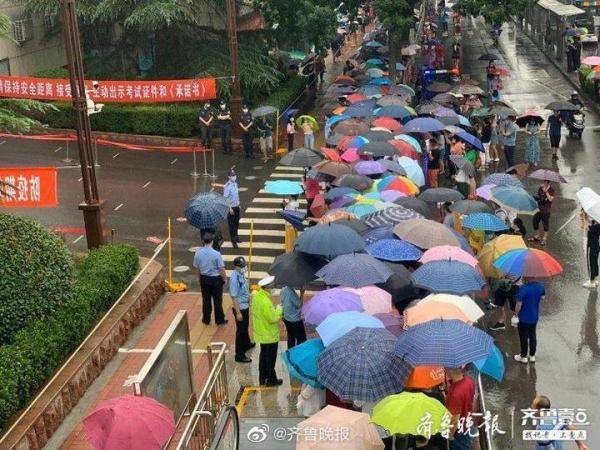 考点|高考考点外，老师家长撑起一片伞海