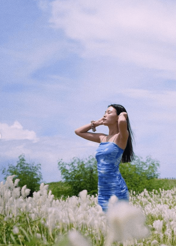 苏湘涵回眸看向镜头,秀出火辣的身材,优美的肩颈线简直和明星有一拼.