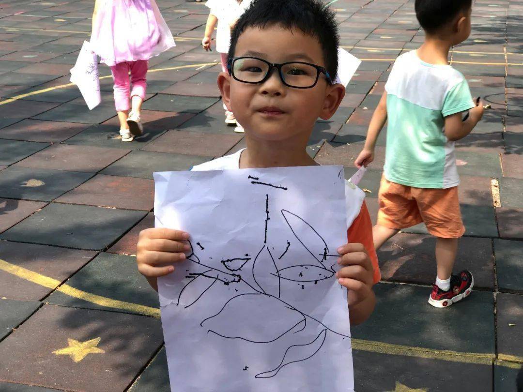 《创意树影画》粥店中心幼儿园嘟嘟熊班创意美术纪实