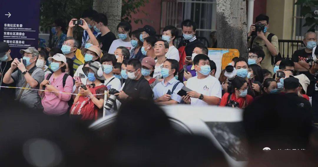 考生|“史上最长高考”结束 有鲜花有拥抱