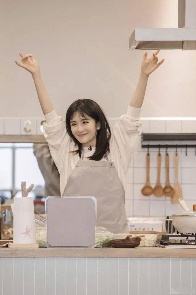 夏日|黄晓明狂流汗不脱妆，杨超越的“落泪女团妆”上热搜！一线女星背后百万化妆师的夏日最强无暇底妆教程送上！