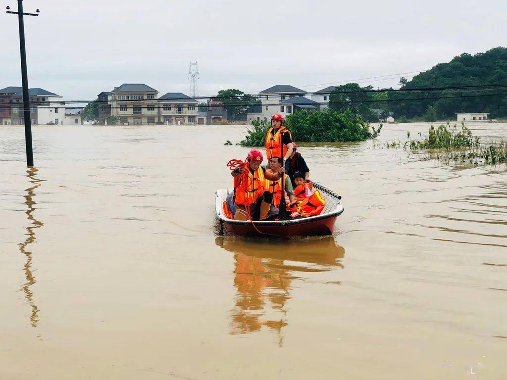 江西彭泽:①警民合力智救落水群众②洪水淹没村庄15人被困