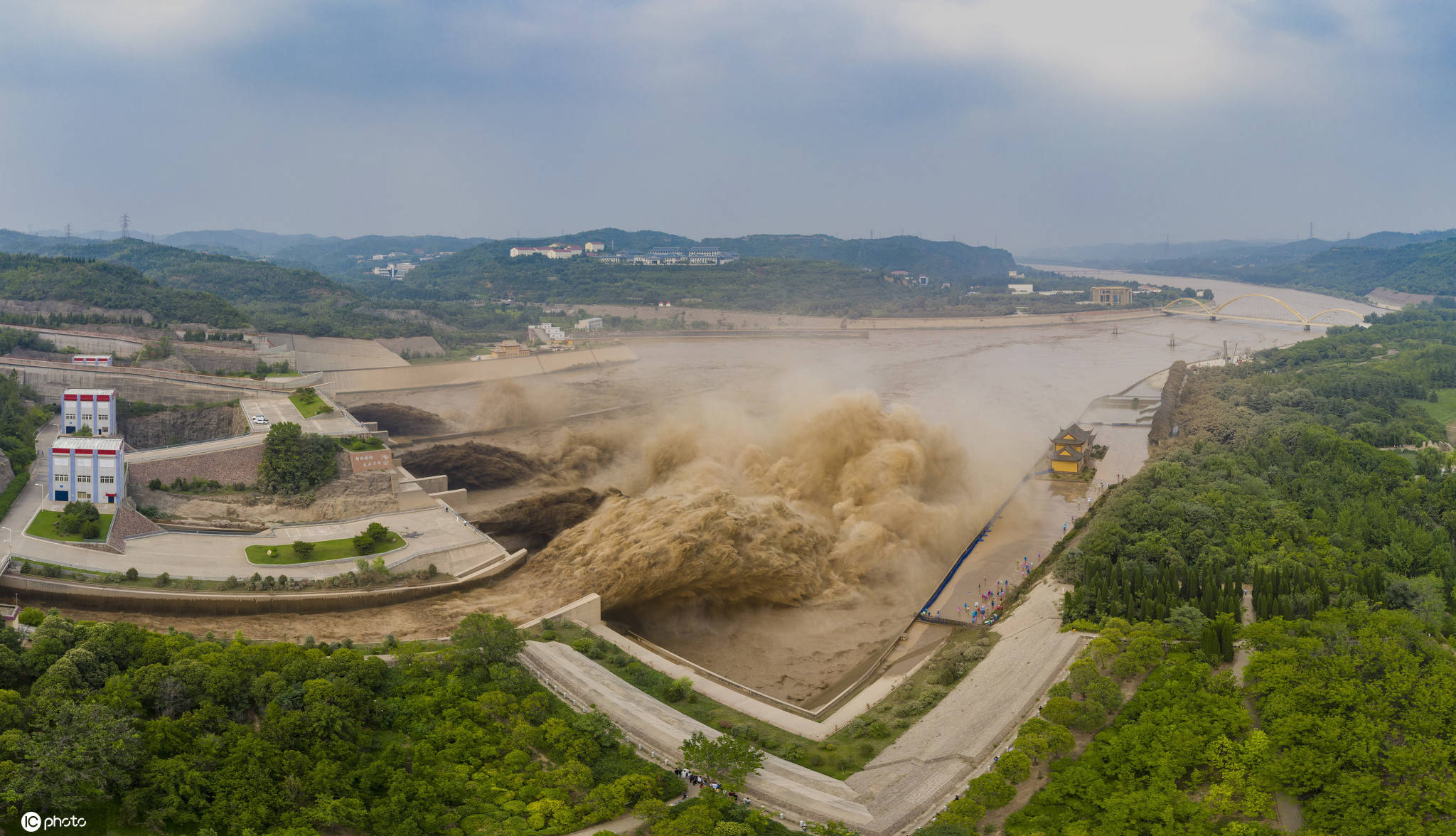 小浪底排沙 再现"黄河之水天上来"美景