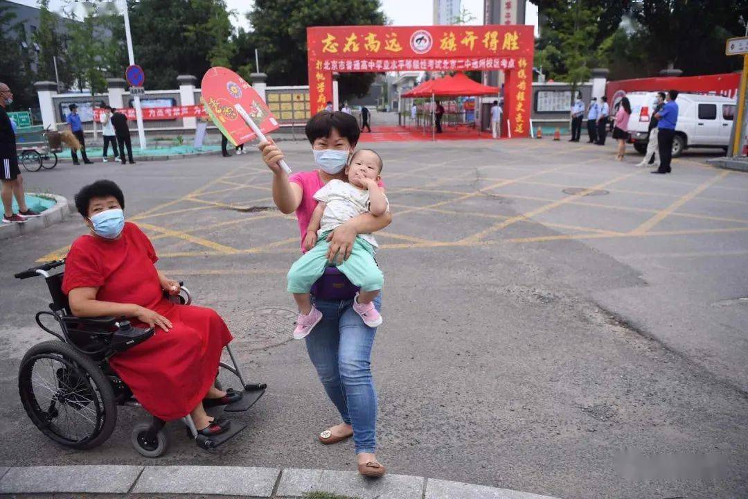 考生|“史上最长高考”结束 有鲜花有拥抱